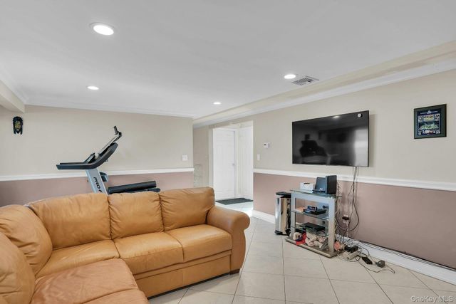 25 Heather Crescent, Commack, NY 11725