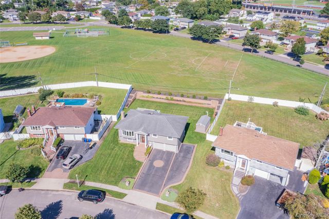 25 Heather Crescent, Commack, NY 11725