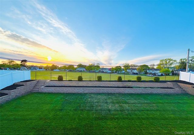 25 Heather Crescent, Commack, NY 11725