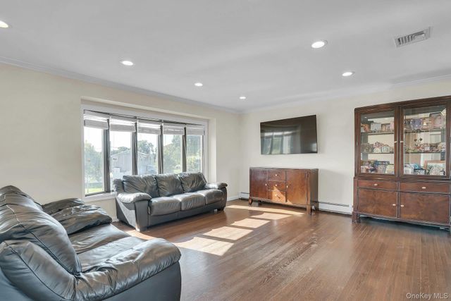 25 Heather Crescent, Commack, NY 11725