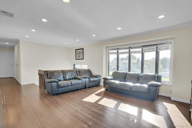 25 Heather Crescent, Commack, NY 11725
