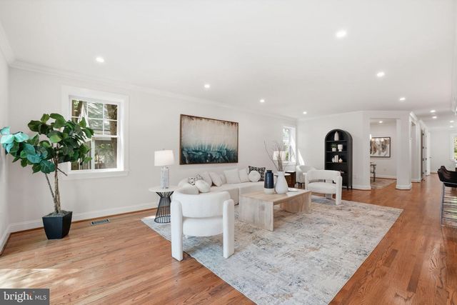 4720 ELLICOTT ST NW, Washington, DC 20016