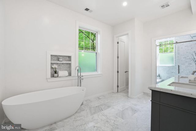4720 ELLICOTT ST NW, Washington, DC 20016
