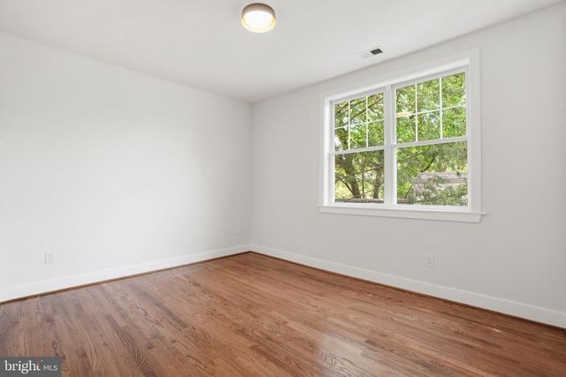 4720 ELLICOTT ST NW, Washington, DC 20016