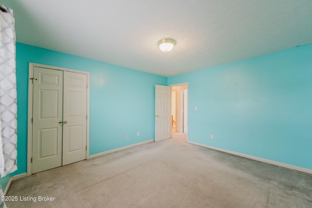 4400 Bays End Ct, Louisville, KY 40245