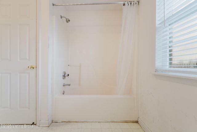 4400 Bays End Ct, Louisville, KY 40245