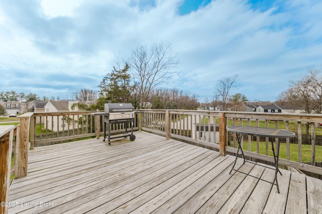 4400 Bays End Ct, Louisville, KY 40245