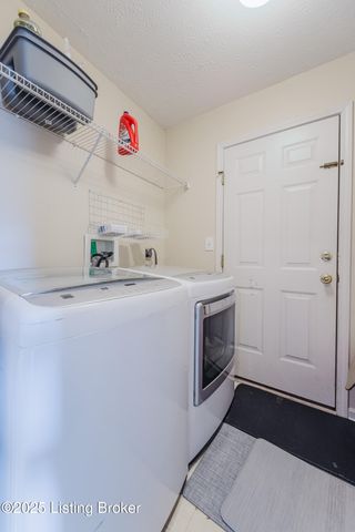 4400 Bays End Ct, Louisville, KY 40245