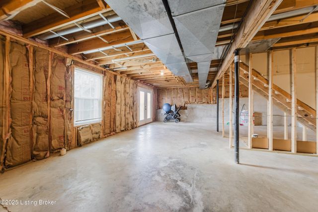 4400 Bays End Ct, Louisville, KY 40245