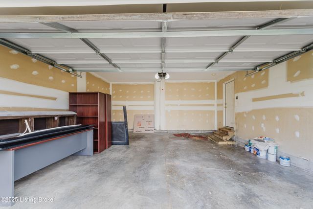 4400 Bays End Ct, Louisville, KY 40245