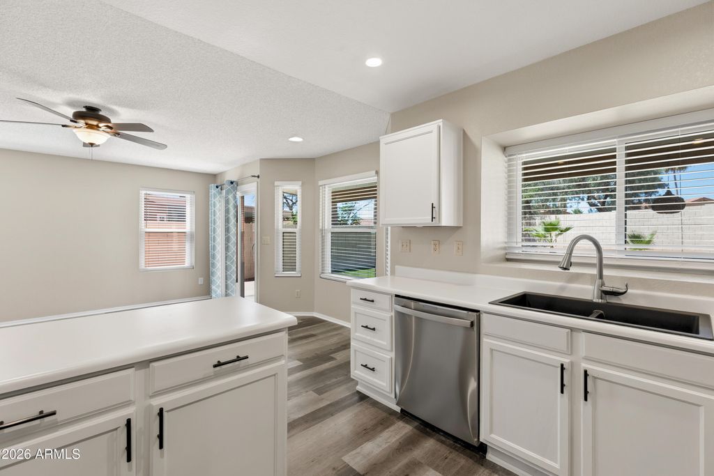 Image 4 of property listing at 15022 S 28TH Street, Phoenix, AZ 85048
