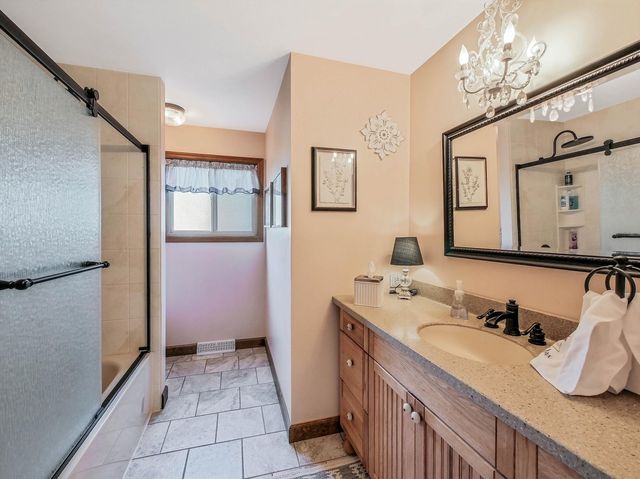 73 Devonshire Circle, Elgin, IL 60123