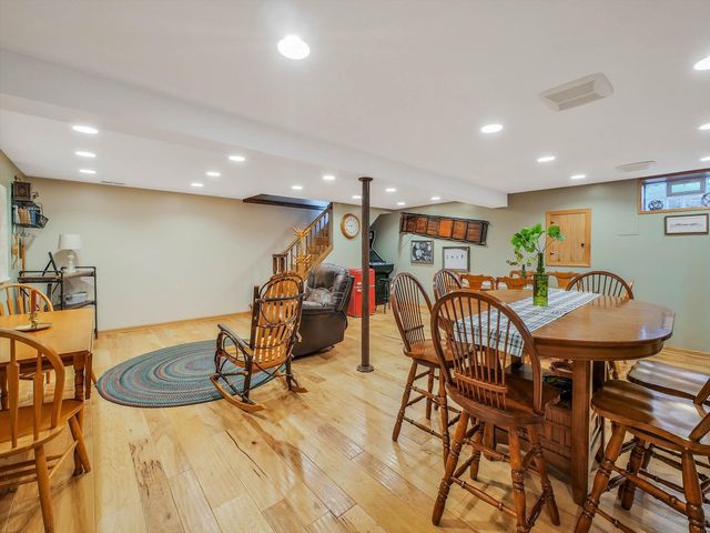 73 Devonshire Circle, Elgin, IL 60123