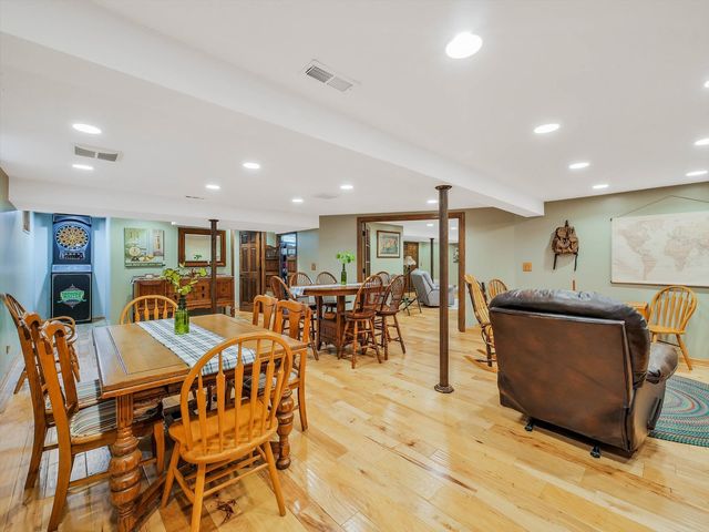 73 Devonshire Circle, Elgin, IL 60123
