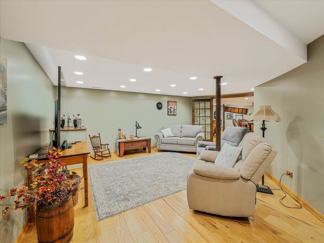 73 Devonshire Circle, Elgin, IL 60123