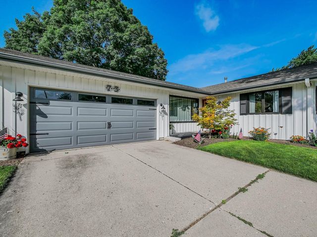 73 Devonshire Circle, Elgin, IL 60123