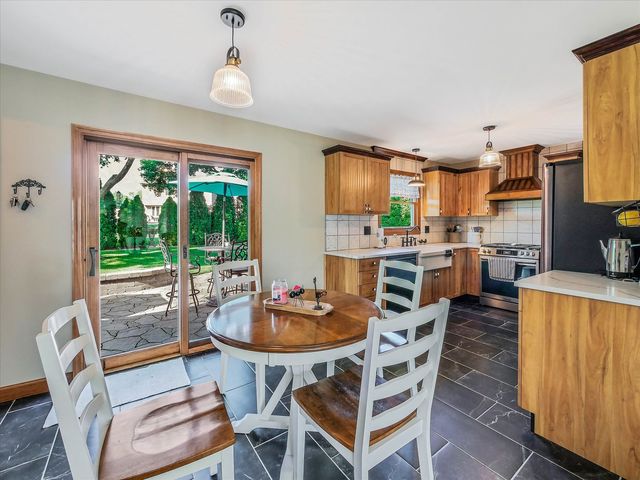 73 Devonshire Circle, Elgin, IL 60123