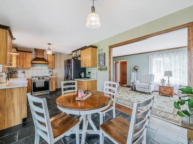 73 Devonshire Circle, Elgin, IL 60123