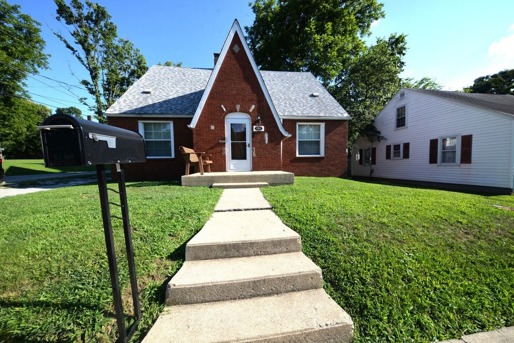 Image 1 of property listing at 1501 Viola Avenue, Mt Vernon, IL 62864