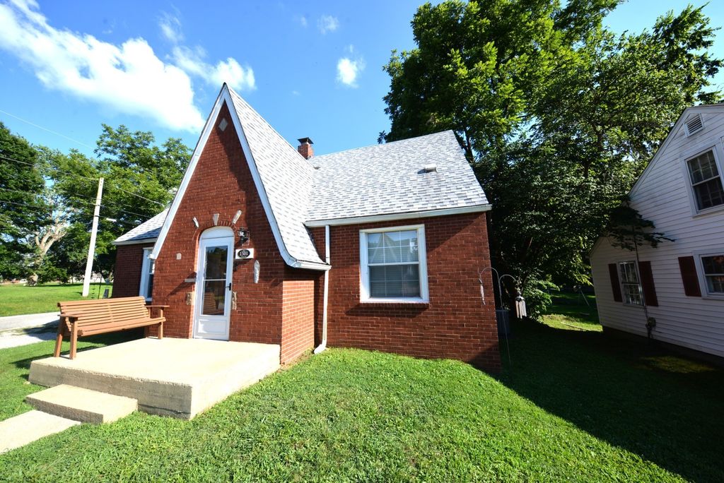 Image 2 of property listing at 1501 Viola Avenue, Mt Vernon, IL 62864