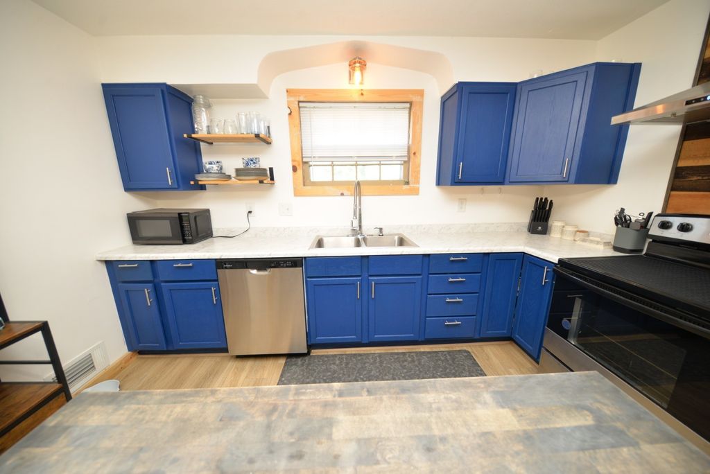 Image 15 of property listing at 1501 Viola Avenue, Mt Vernon, IL 62864
