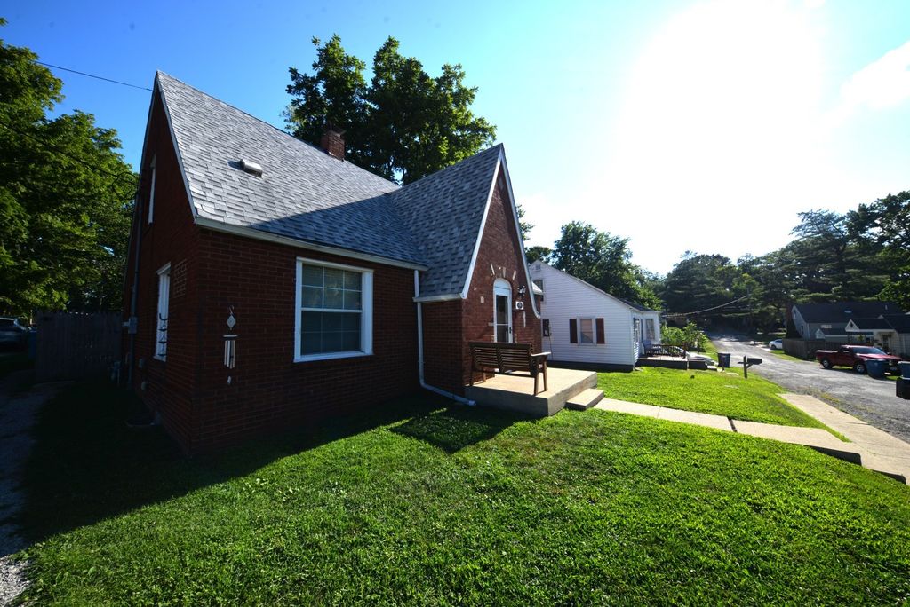 Image 3 of property listing at 1501 Viola Avenue, Mt Vernon, IL 62864