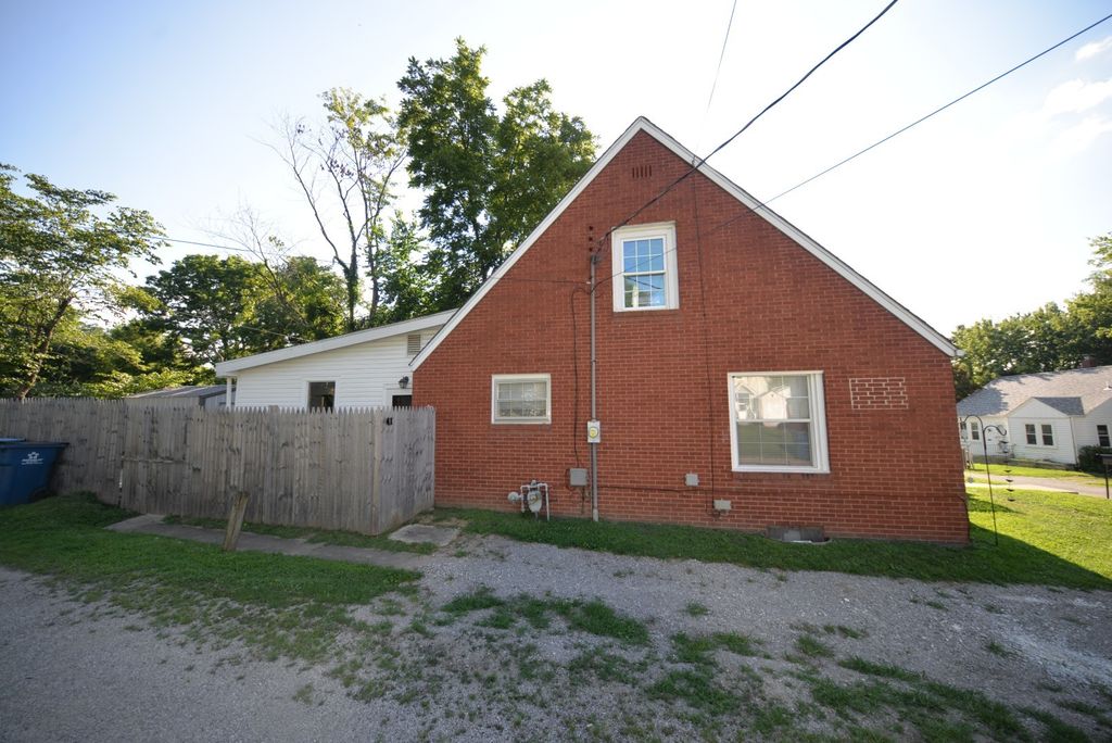 Image 4 of property listing at 1501 Viola Avenue, Mt Vernon, IL 62864