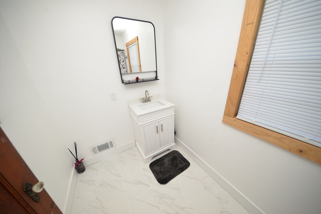 Image 36 of property listing at 1501 Viola Avenue, Mt Vernon, IL 62864