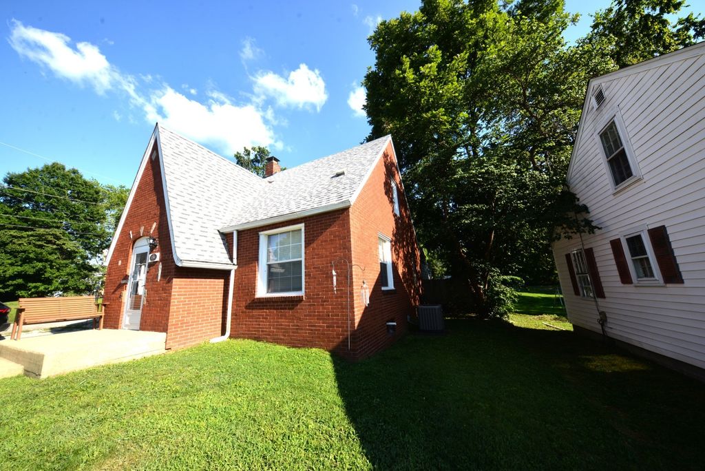 Image 5 of property listing at 1501 Viola Avenue, Mt Vernon, IL 62864