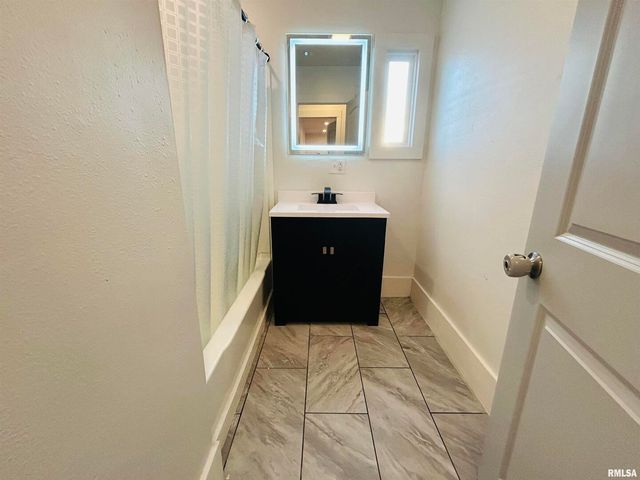 2401 PROSPECT Avenue, Clinton, IA 52732