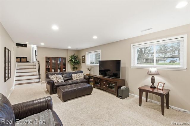 2327 Hillcrescent Drive, Troy, MI 48085