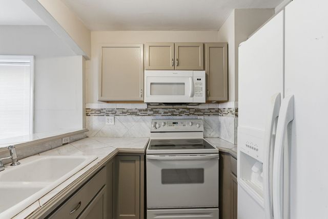 1535-1537 N Holyoke Ave, Wichita, KS 67208
