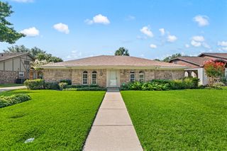 233 Hillview Drive, Hurst, TX 76054