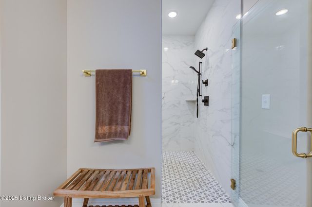 17121 Farrier Dr, Louisville, KY 40245