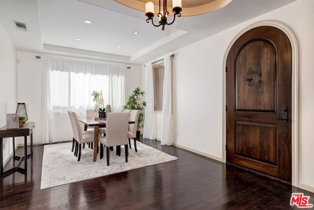 8224 W 4TH Street, Los Angeles, CA 90048