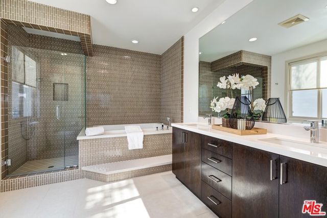 8224 W 4TH Street, Los Angeles, CA 90048