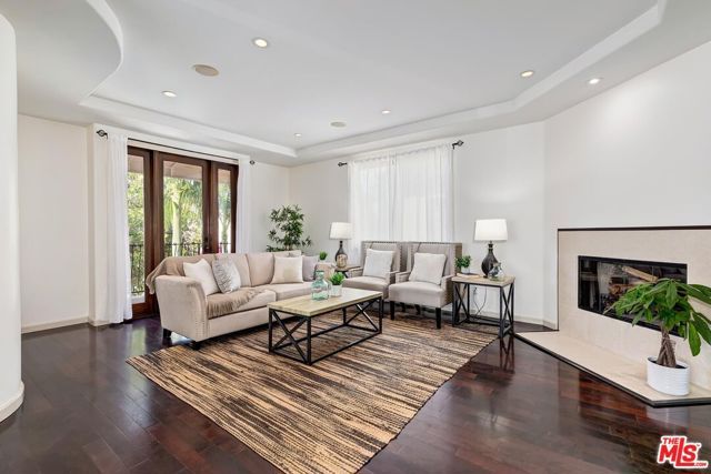 8224 W 4TH Street, Los Angeles, CA 90048