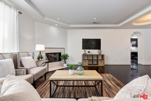 8224 W 4TH Street, Los Angeles, CA 90048