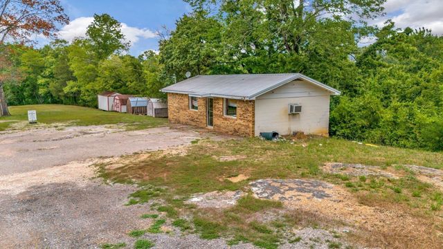 1076 Hwy 13 North, Lobelville, TN 37097