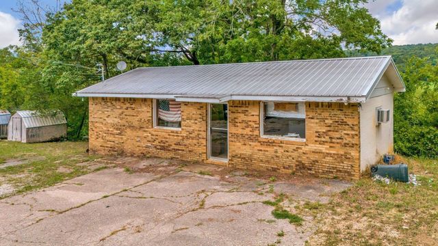 1076 Hwy 13 North, Lobelville, TN 37097