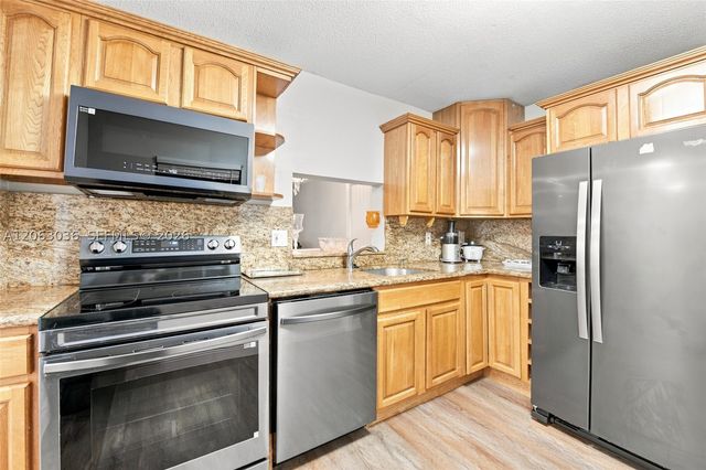 4141 NW 44th Ave 217, Lauderdale Lakes, FL 33319