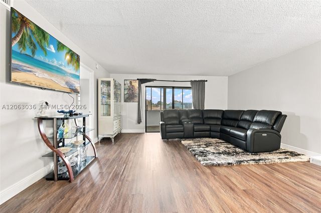 4141 NW 44th Ave 217, Lauderdale Lakes, FL 33319