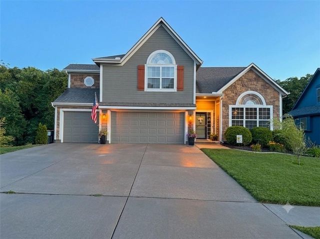 919 S 12th Street, Louisburg, KS 66053