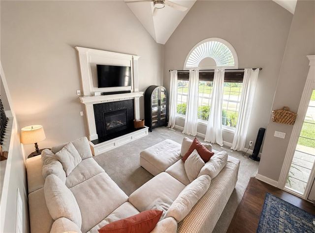 919 S 12th Street, Louisburg, KS 66053