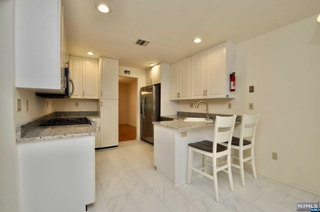 25 Lakeview Drive, Old Tappan, NJ 07675