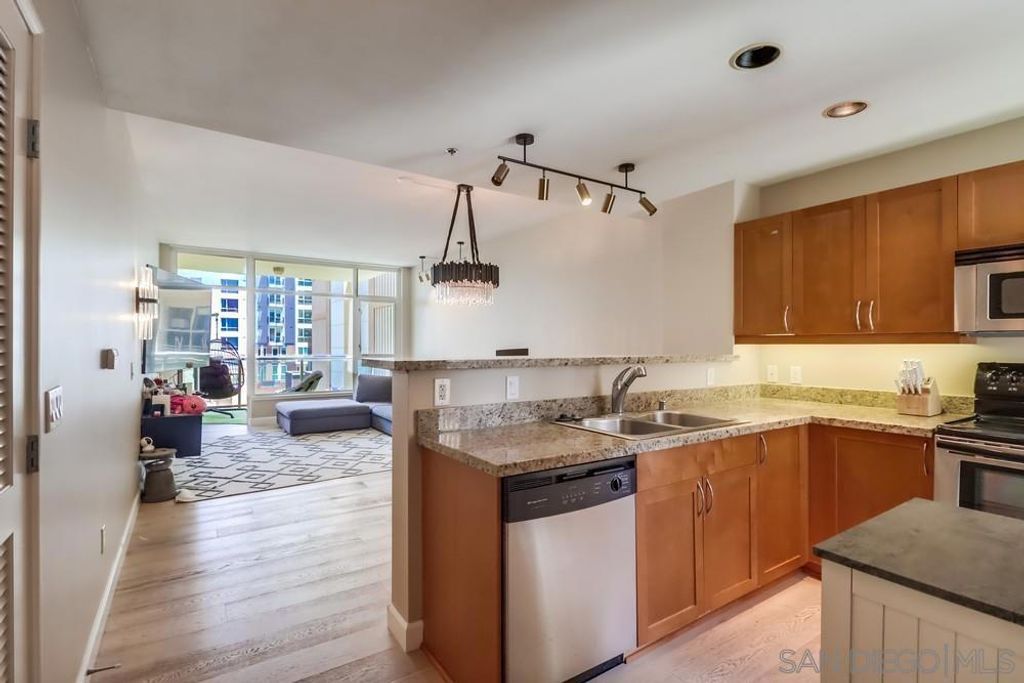 Image 1 of property listing at 427 9th Ave 409, San Diego, CA 92101