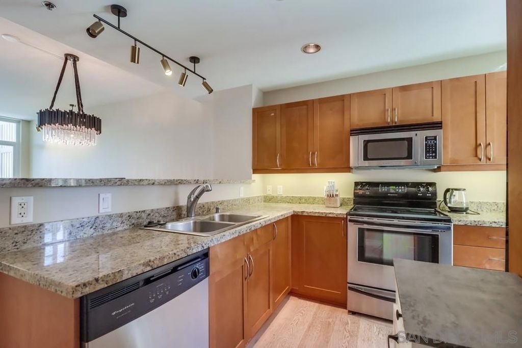 Image 3 of property listing at 427 9th Ave 409, San Diego, CA 92101