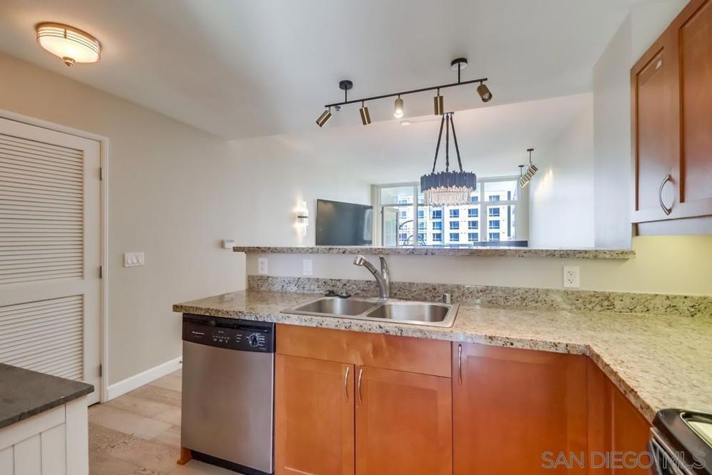 Image 4 of property listing at 427 9th Ave 409, San Diego, CA 92101