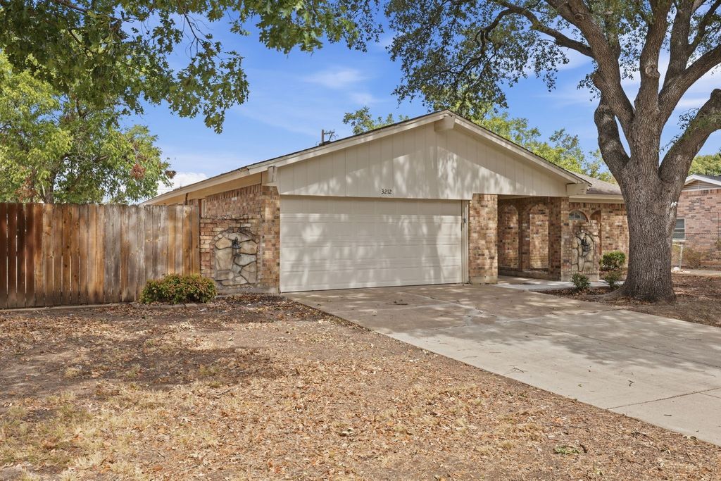 3212 Glenmont Drive, Fort Worth, TX 76133 — exterior