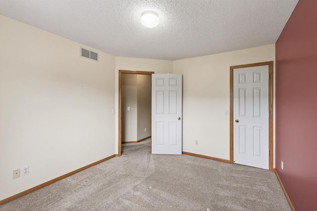 8639 Quarry Ridge Lane I, Woodbury, MN 55125